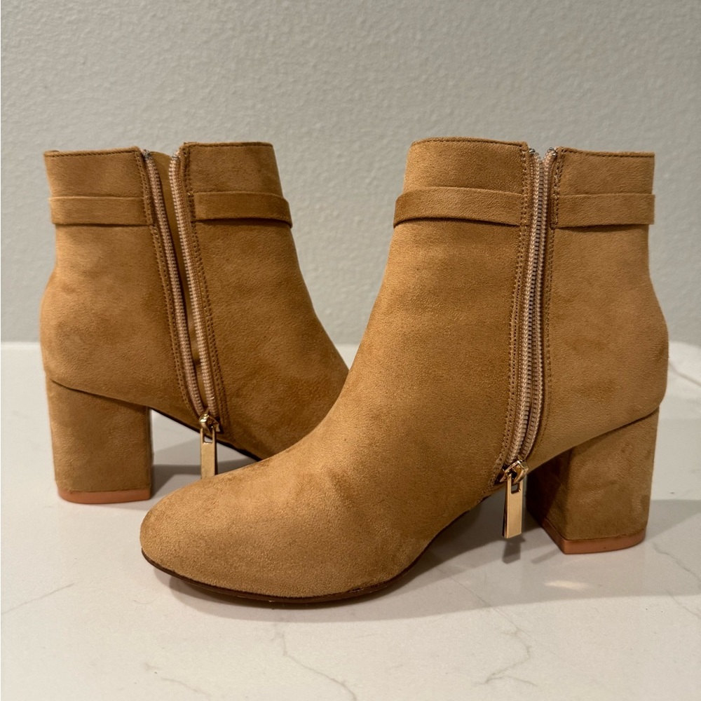 New without tag : Suede Tan Ankle Boots